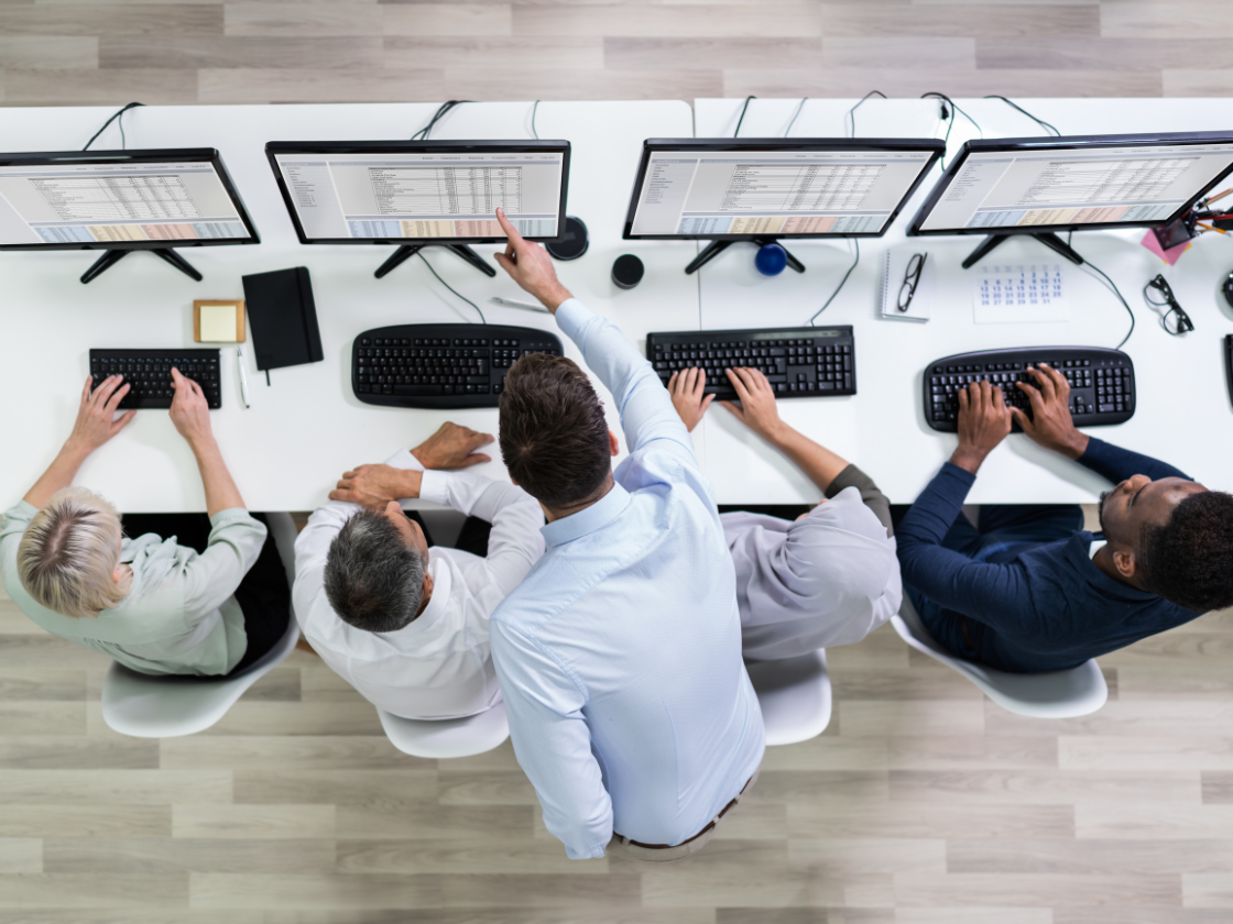 Equipe Noveritis em reunião corporativa multilíngue